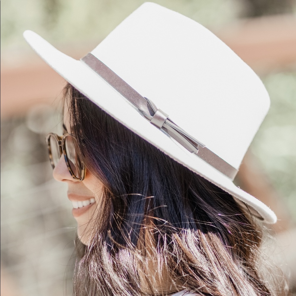 last 1‼️🆕 winter fedora hat white with brown trim